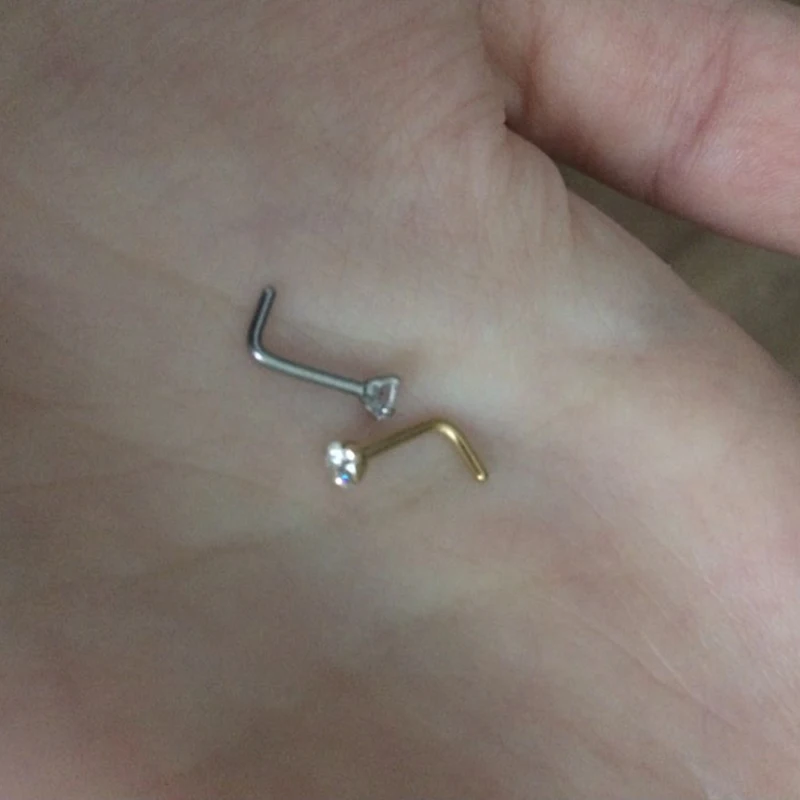 Как вставить сережку. Пирсинг нострил кольцо. Как вставить сережку. Как вставить сережку. Пирсинг носа полукольцо сбоку.