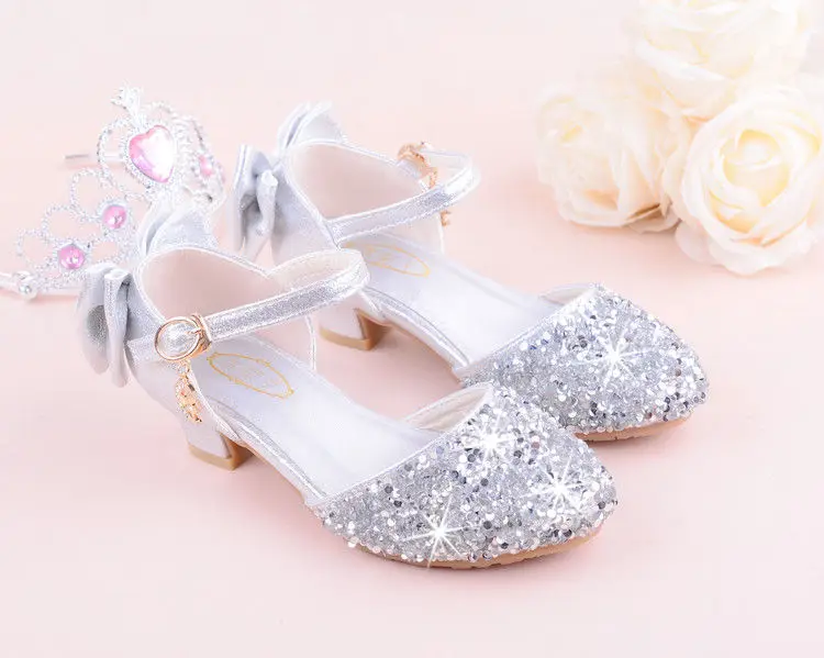 Летние босоножки для девочек; детская обувь; коллекция года; обувь принцессы для девочек на высоком каблуке; серебристые кожаные туфли со стразами для танцев; свадебные туфли; 2 цвета
