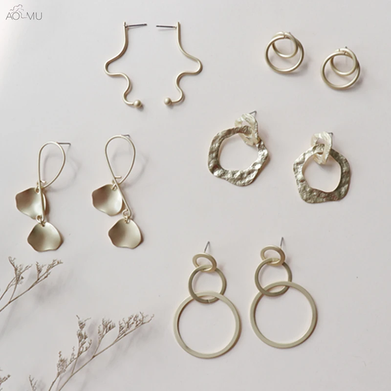 

AOMU Vintage Irregular Matte Twisted Line Gold Metal Leaf Geometric Hollow Circle Long Drop Earrings for Women Beach Party Gift