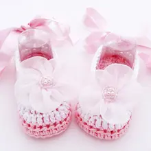 Вязаная крючком детская обувь розового и белого цвета. Туфли для крещения