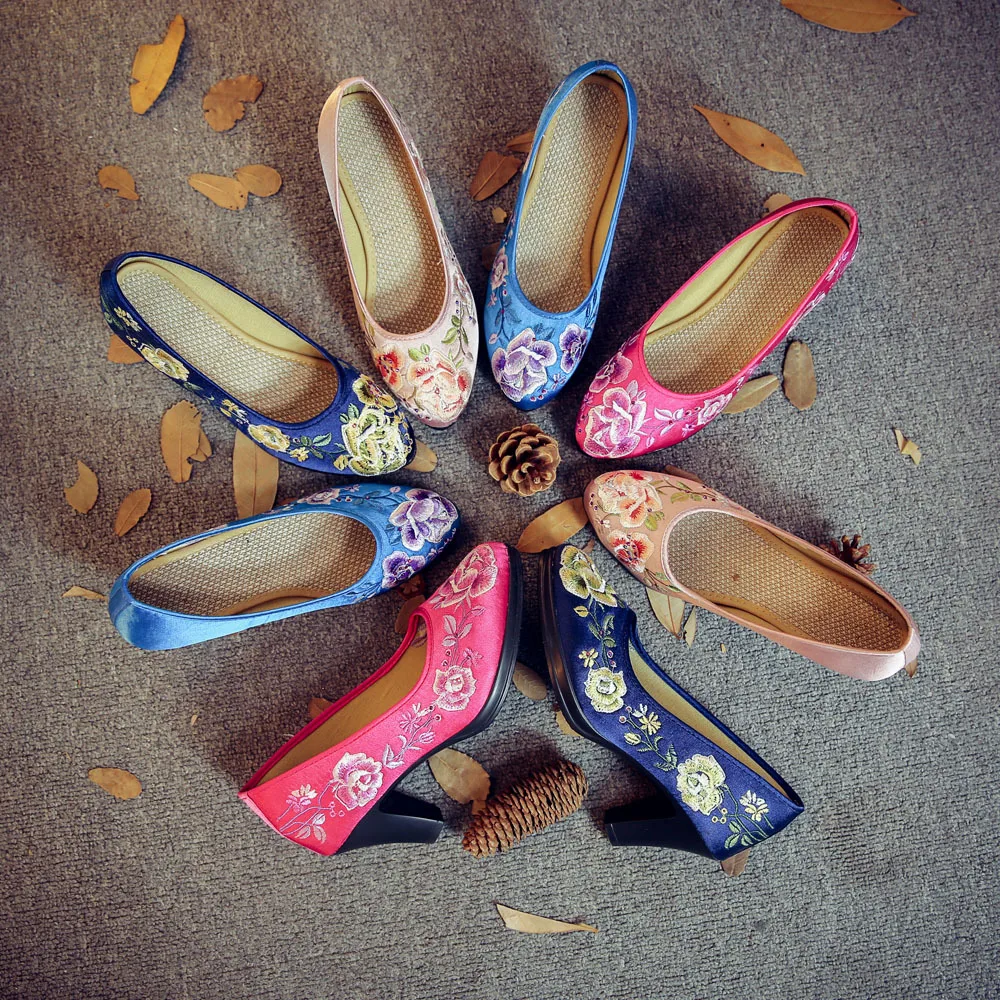 Женские туфли-лодочки в китайском стиле с атласной цветочной вышивкой на среднем каблуке, элегантные женские туфли с круглым носком в стиле ретро, zapatos mujer, обувь для Cheongsam