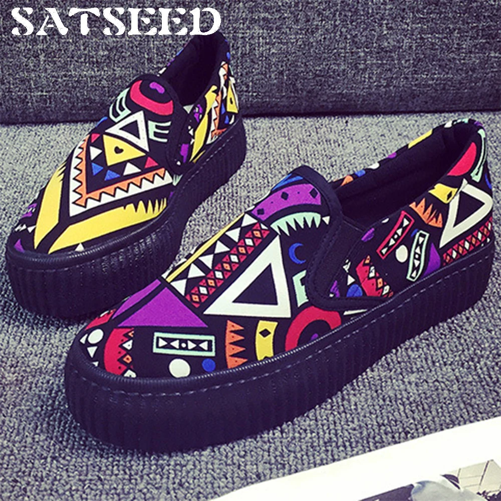 Kopen Canvas Schoenen Vrouwen Herfst 2018 Vrouwen Vulcaniseer Schoenen Graffti Platte Schoenen Rits Slip on Vrouwen Lente Schoenen Causale Mode nieuwe