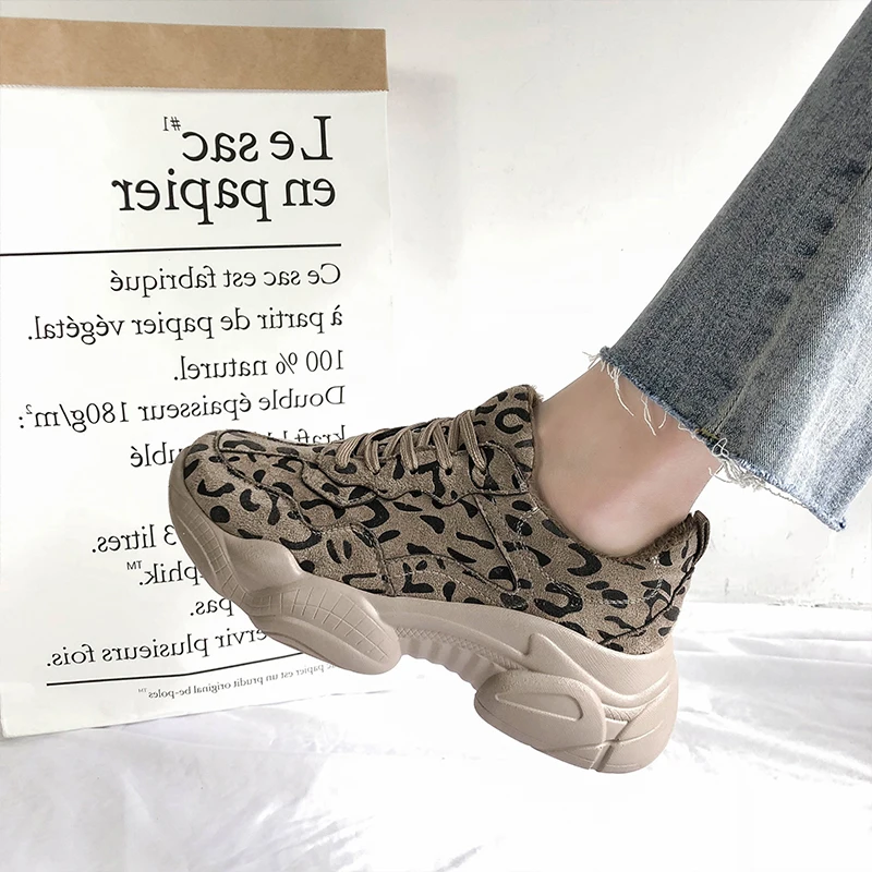 Новинка года; женские винтажные спортивные кроссовки на плоской подошве; повседневная обувь с леопардовым принтом; женская пикантная обувь для отдыха