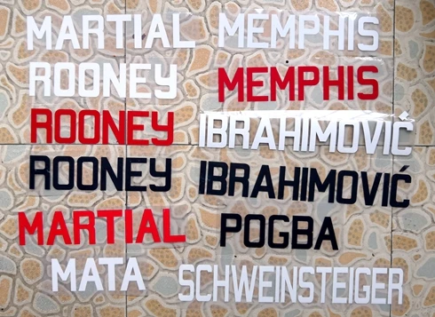 

2016-2017 POGBA IBRAHIMOVIC MARTIAL MEMPHIS SCHWEINSTEIGER ROONEY nameset patch badge