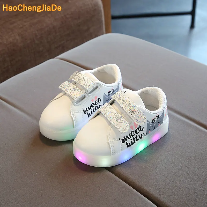 

2018 new children's lamp sports shoes boys shine light shoes girls lightweight LED breathable casual shoes sports shoes