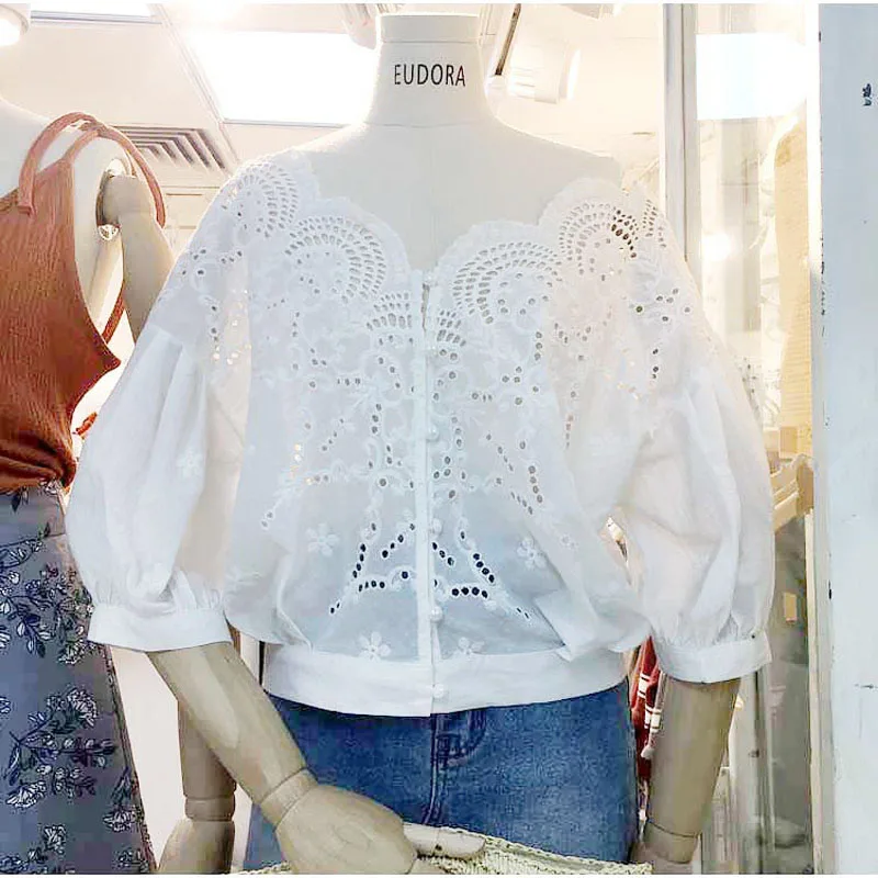 

Free Shipping 2018 Summer New Fashion Cotton Lace Tops For Women Short Sleeve Loose V-neck Embroidery Flower Short Design Tees