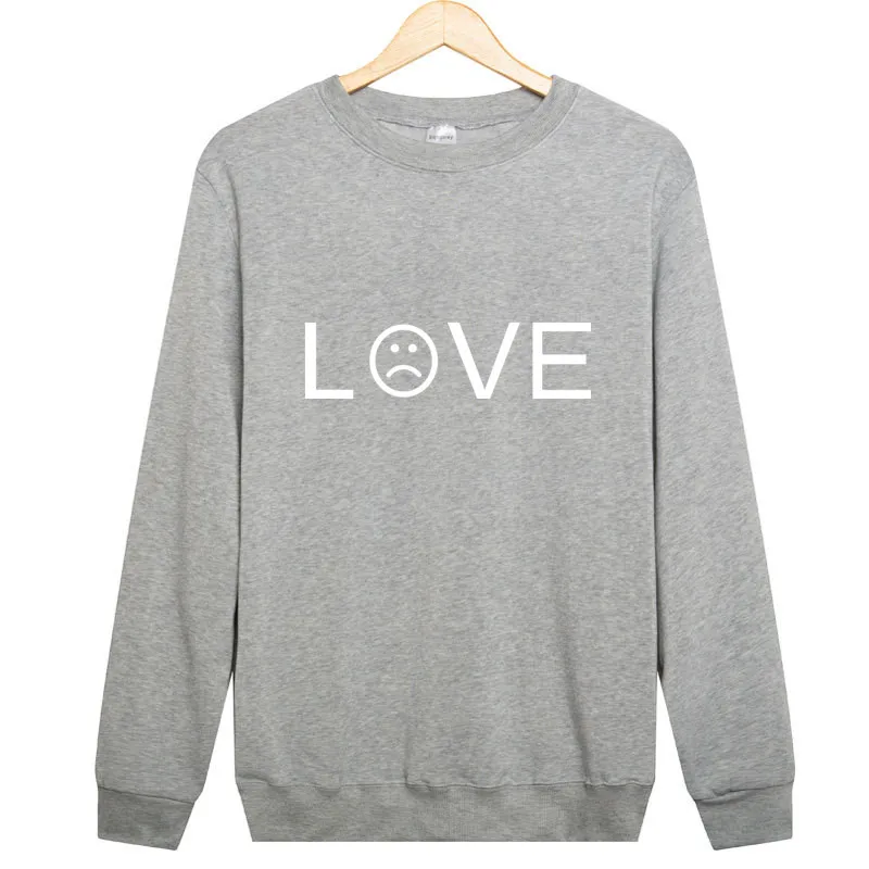 A flat-collared sweatshirt popular in the streets and worn by both men and women