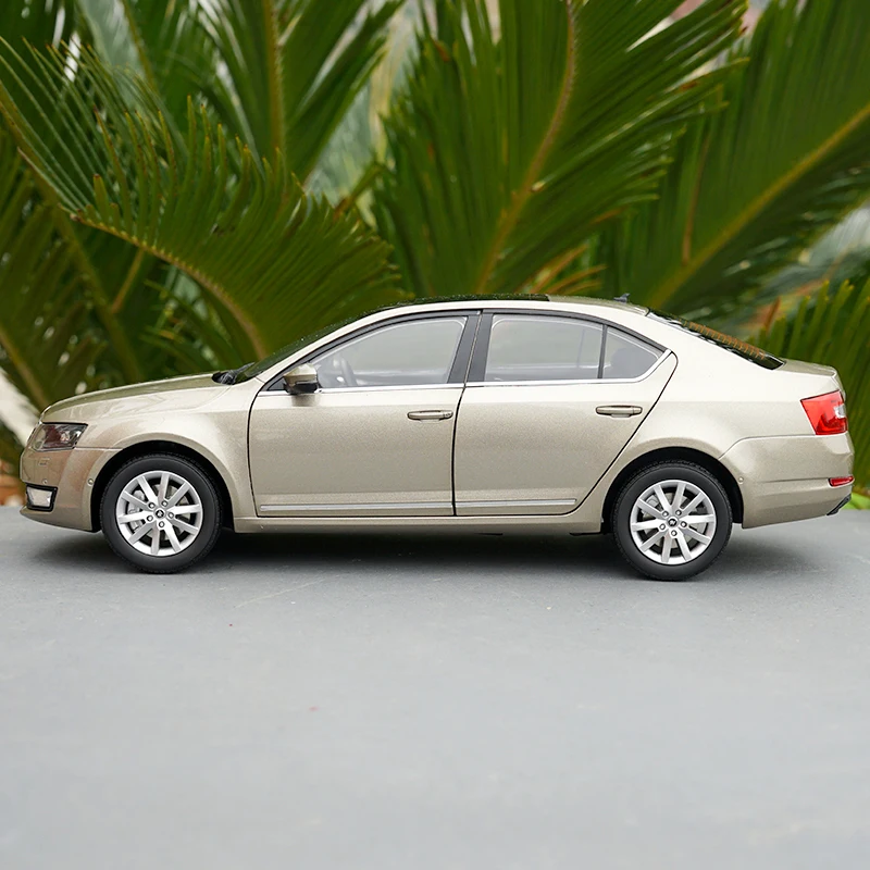 Новинка 1/18 Литые металлические модели автомобилей SKODA OCTAVIA игрушки для мальчиков