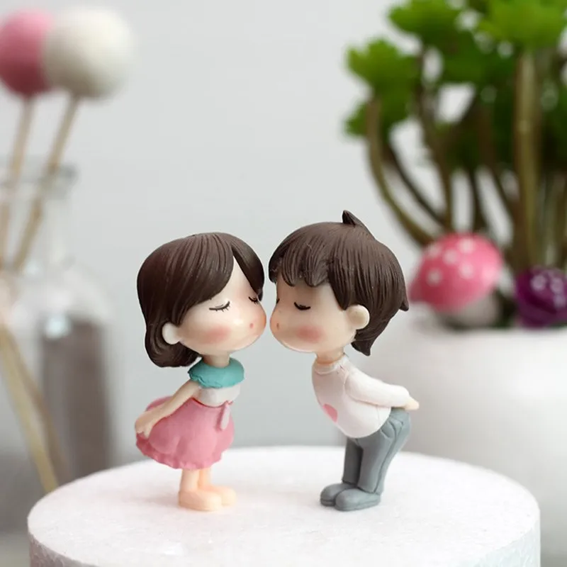WCIC 2PCS Couple Kiss Figurines Mini Wedding Decoration Doll Statue