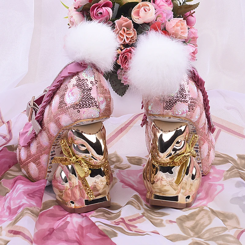 Пикантные женские блестящие туфли-лодочки на каблуке с кроличьими ушками; модельные туфли на необычном каблуке с круглым носком, украшенные помпонами; Цвет черный, розовый;