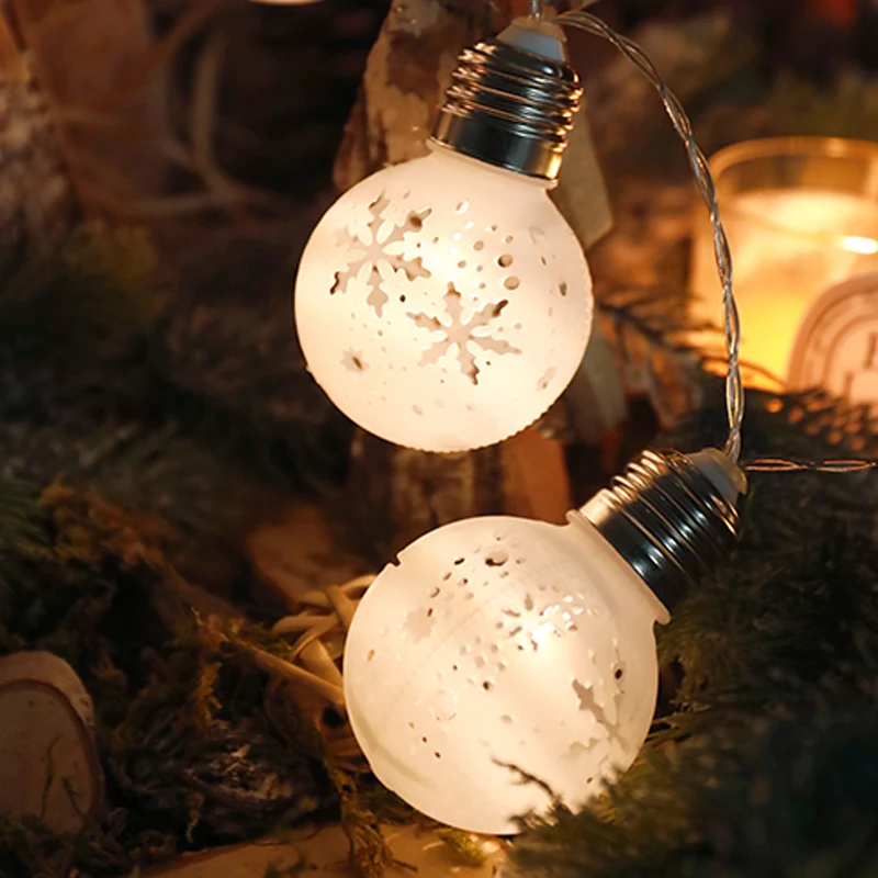 

Ornaments Christmas 6M 40 Balls White Hollow Maple Leaf Bulb String Light Battery Plug LED Fairy Lights New Year Decor Xmas Noel