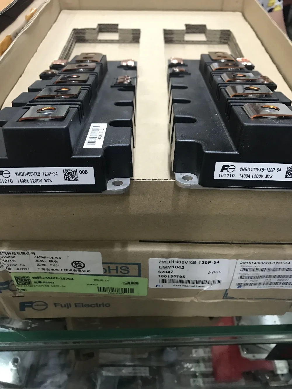 

Freeshipping 2MBI1400VXB-120 2MBI1400 FF1400R12IP4