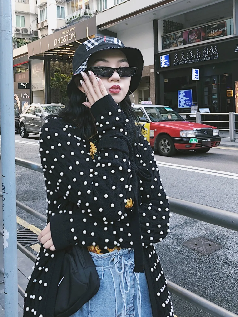 Shopkeeper keeps V collar black and white wavy high quality seahorse sweater cool air warm cardigan |