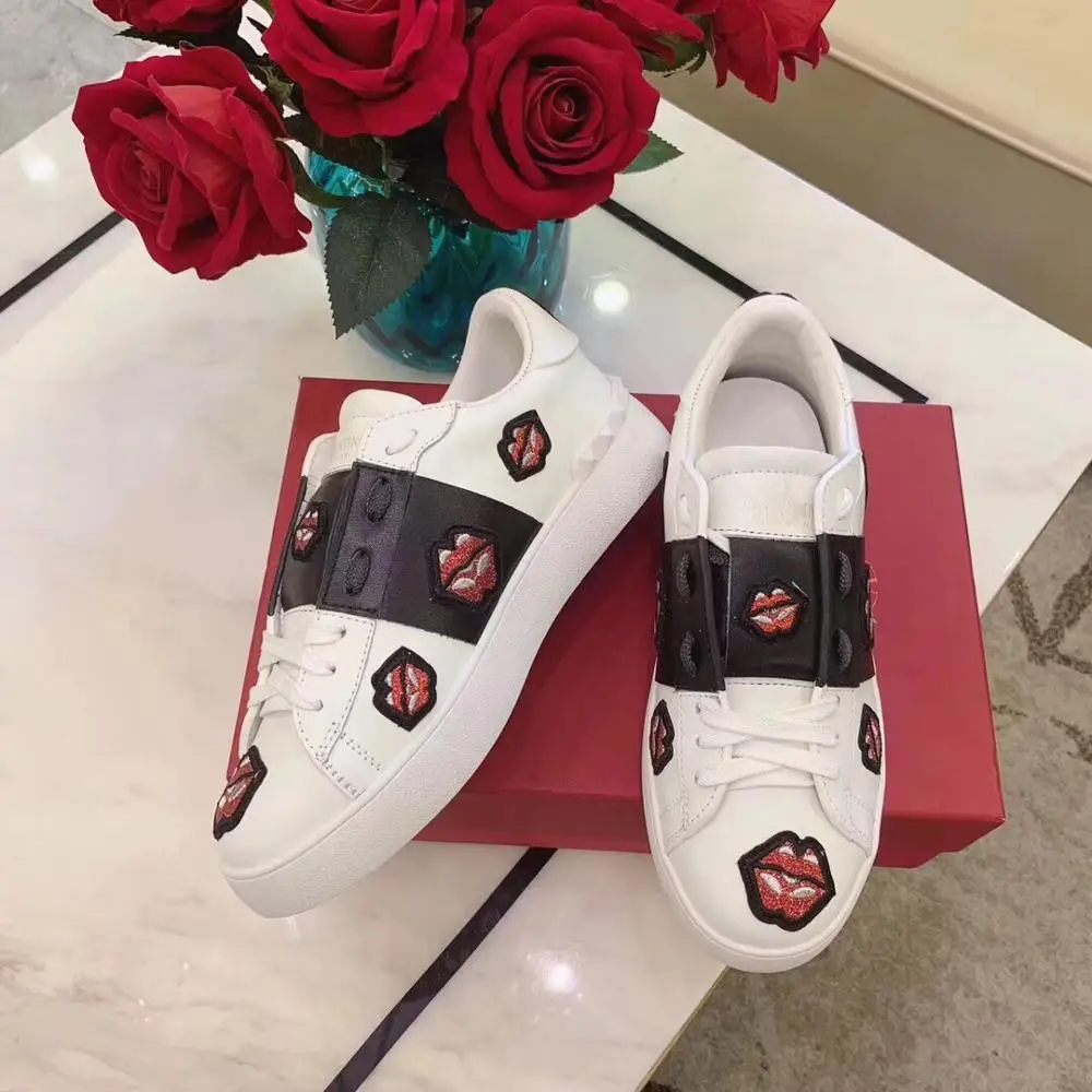 

Spring New Ladies Loving Leisure Leather Small White Shoes Lip Embroidery Ladies Rivet Sports Leisure Shoe Board Shoes