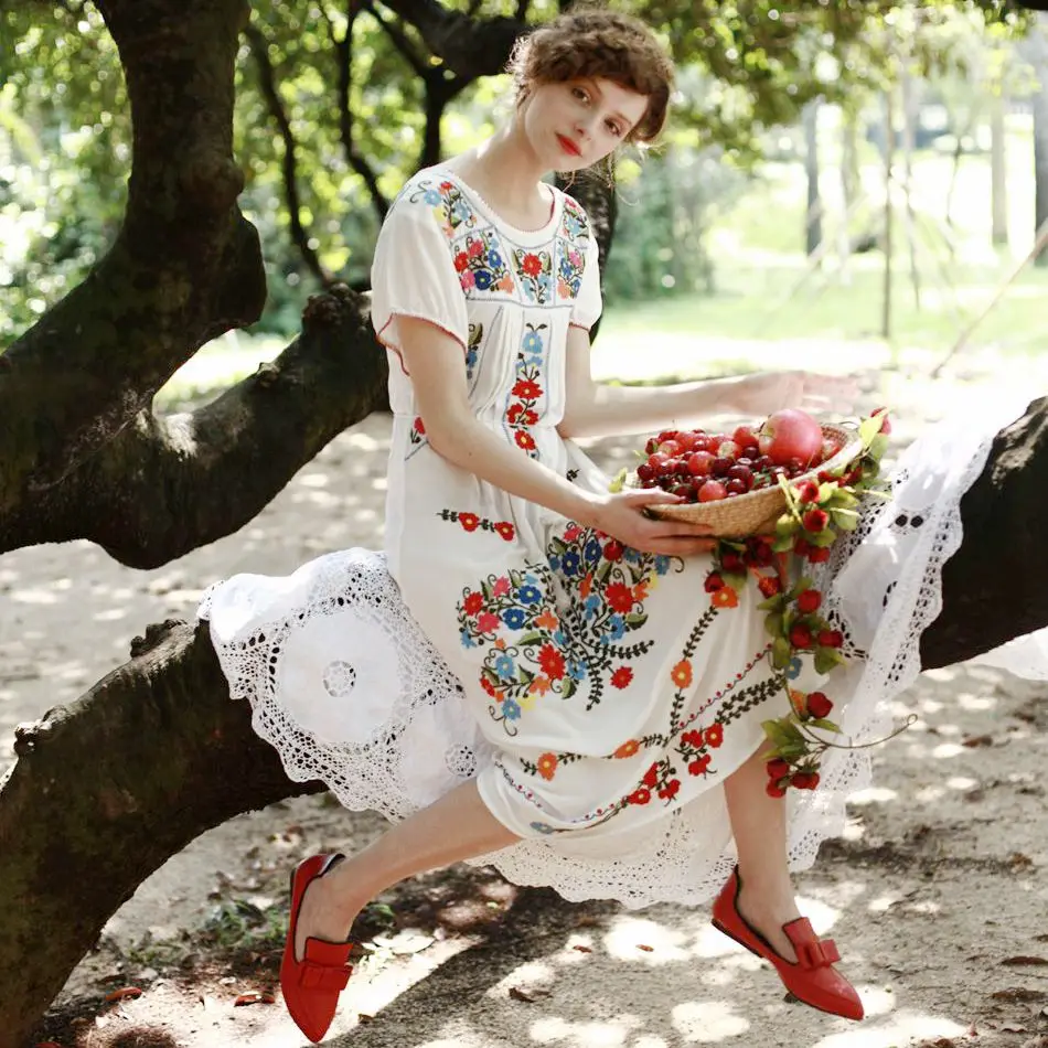 

LYNETTE'S CHINOISERIE 2016 Summer Original Design Women High Quality Vintage Mexican Style Embroidered White Honey Cotton Dress