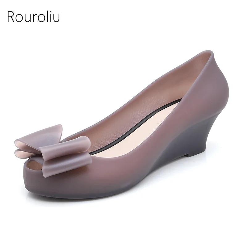 

Rouroliu Women Wedges Jelly Shoes Bowknot Peep Toe Shallow Casual Pumps Woman Comfortable Waterproof Beach Shoes FR76