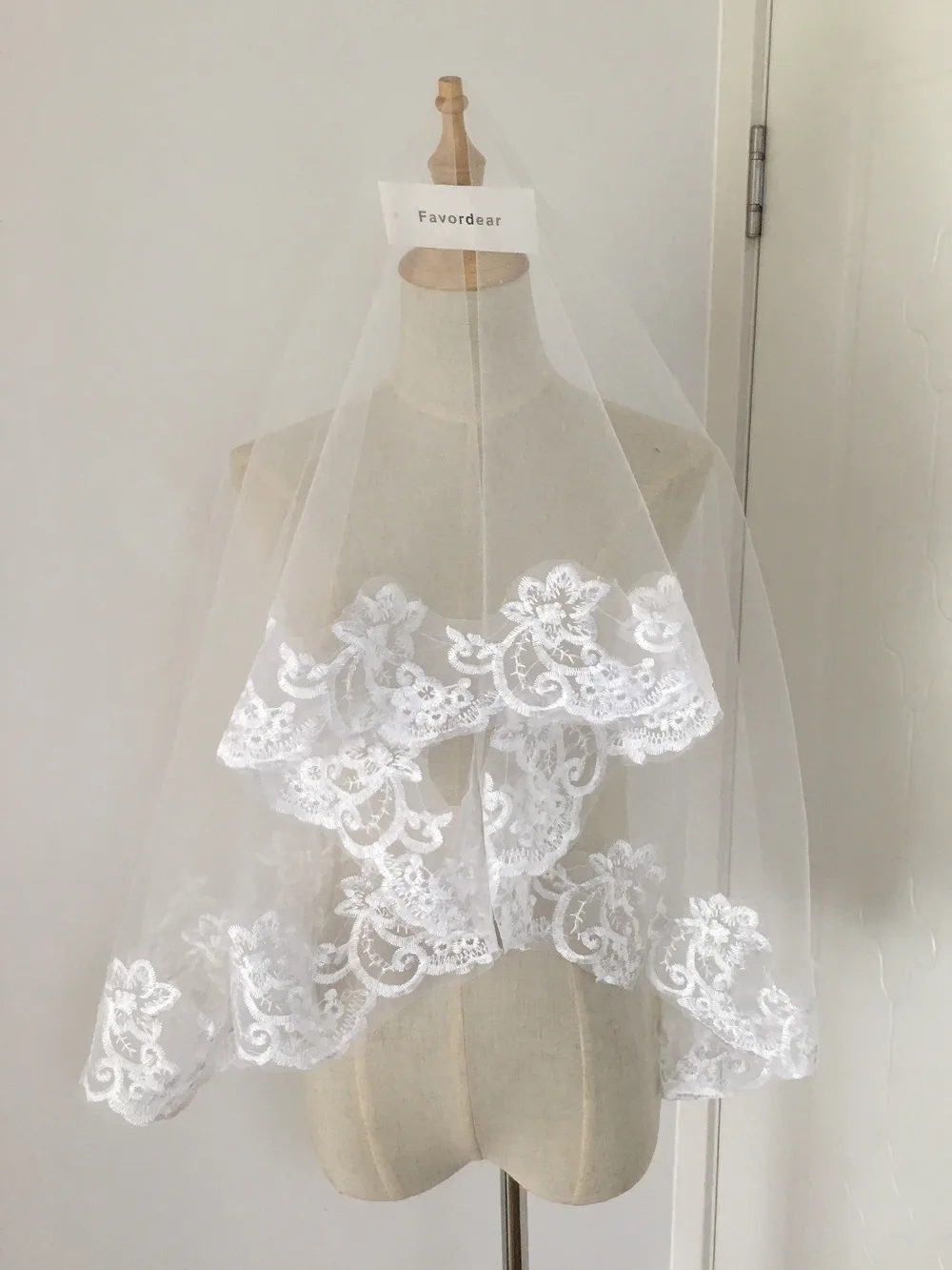 

Hot Wedding Accessories Short Wedding Veil White Ivory One Layer Bridal Veil Appliques Lace Edge Cheap Velos De Novia No Comb