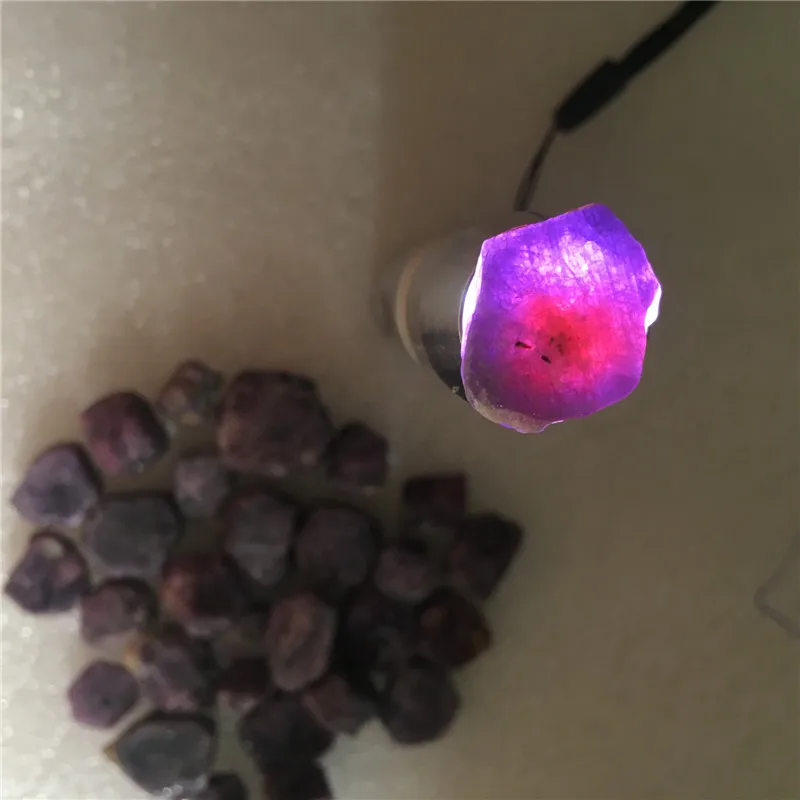 50 г натуральные камни и минералы фиолетовый красный корунд необработанные драгоценные камни целебные минералы камни и кристаллы DIY Изготовление ювелирных изделий