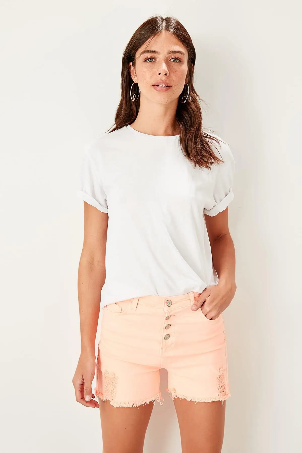 

Trendyol Yavruağzı Front Button Yırtıklı Denim Shorts TWOSS19QU0012