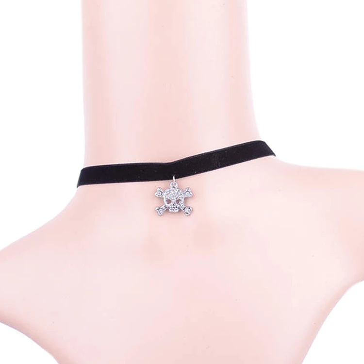 

Charming Jewelry Accessories Trendy Gothic Style Velvet Choker Pirate Skull Shaped Woman Necklace Color Black
