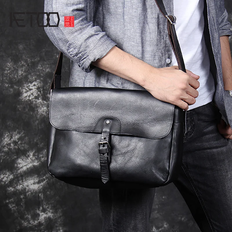 

AETOO Leather retro personality Shoulder oblique strap Bao Nan Hand foreman layer Cowhide Postman bag simple Casual commuter bag