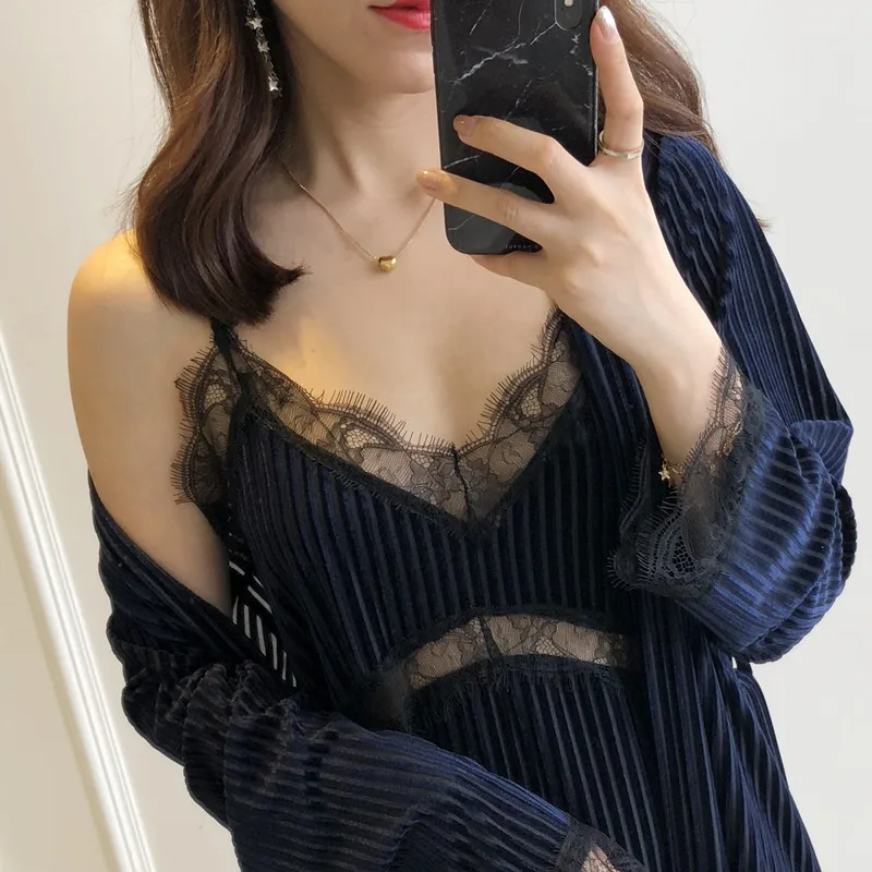 

2019 Sping Women Pajamas Set Gold Velvet Robe Gown Set Autumn Sexy Lace Sling 2 Peices Women Sleepwear Pajamas Bathrobe
