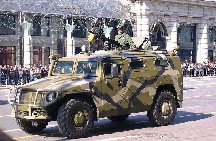 800px-2008_Moscow_May_Parade_Rehearsal_-_GAZ_off-road_vehicle