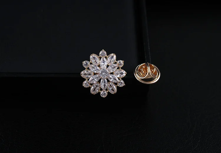 CINDY XIANG Cubic Zirconia Flower Brooches For Women And Men Unisex Wedding Coat Pin Copper Material Fashion Jewelry New Arrival