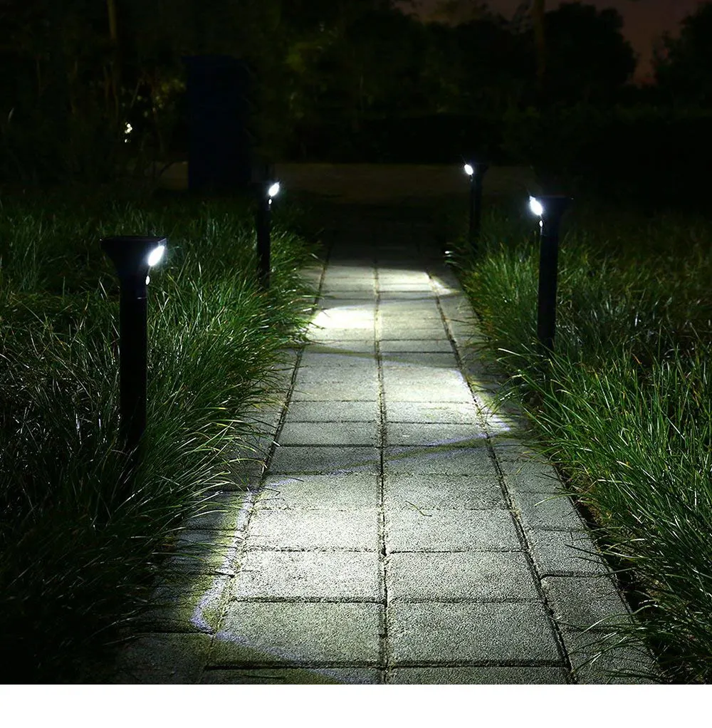 Перед лужайкой приветливо освещенный мягким светом фонаря. Фонарь Solar Motion Landscape Light. Освещение дорожек. Уличная подсветка дорожек. Ландшафтное освещение дорожек.