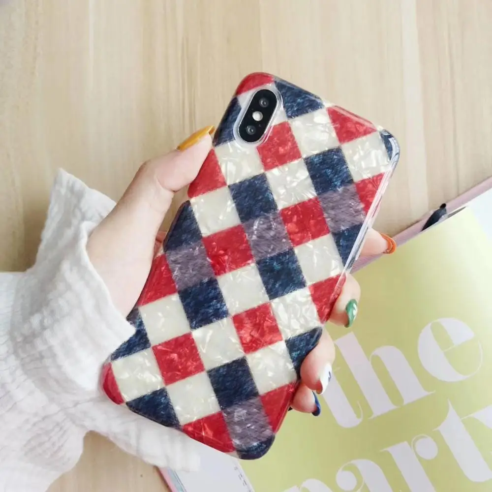 

The warm red checkered phone case can be used in iphone XR or other iphone series, this is the shell texture is very beautiful