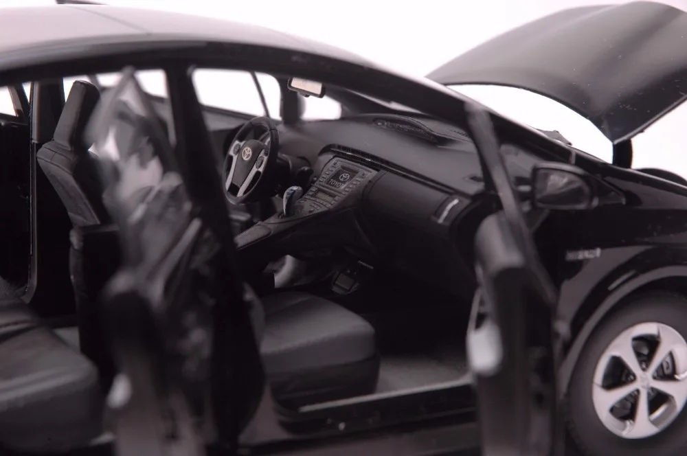 Toyota Prius Hybrid car model in scale 118 (7)