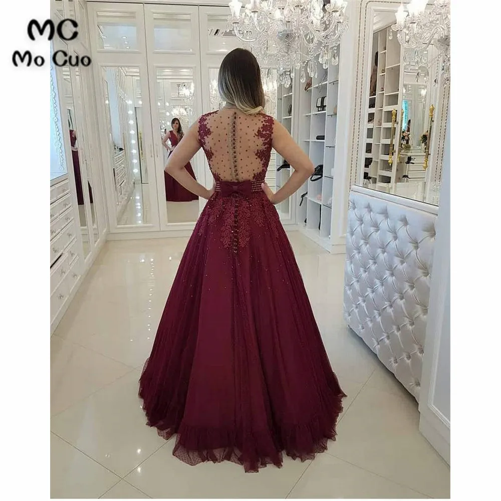 appliques and pearls decorates on the dress3