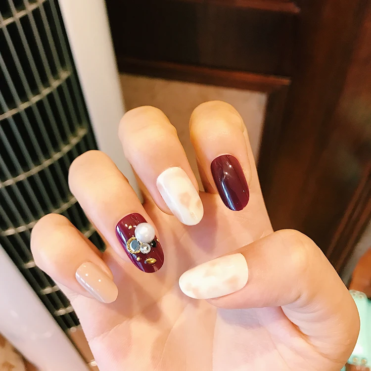 Elegante vino tinto de color puro con kakhi bandhnu uñas