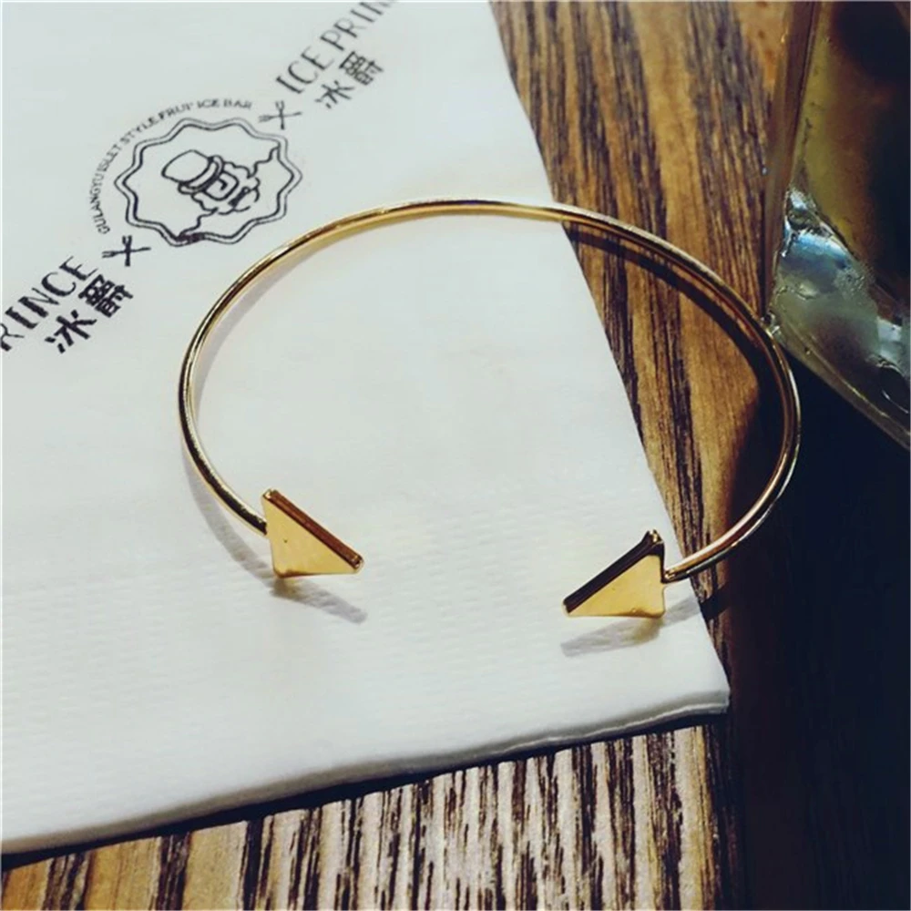 

Hot sell surface polished triangular sleeve bracelet, arrow bracelet, triangle bracelet at both ends