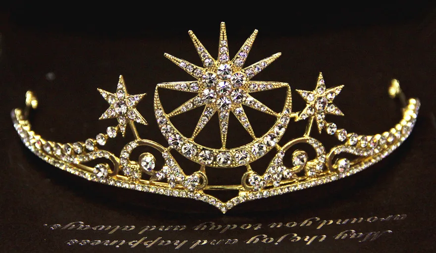 ободок в виде короны. корона месяца. корона месяца. маленькая корона. корона из гофрокартона.