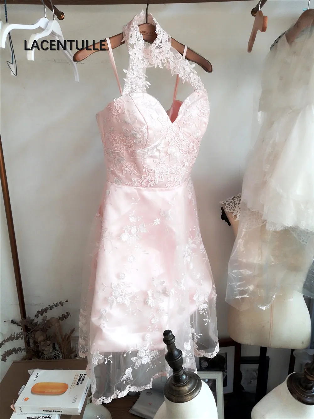 Halter Blush, fard Corto In Pizzo Vestito Da Ritorno A Casa di Lunghezza Del Ginocchio Breve Vestito Da Partito con Buco Della Serratura Petto