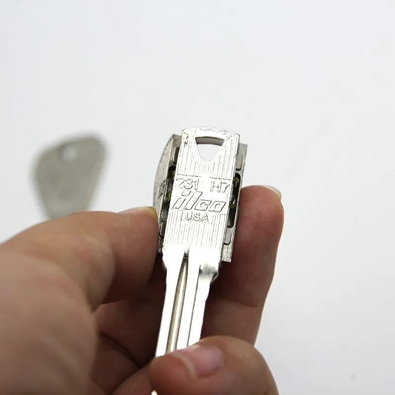1set-Easy-to-do-magic-illusion-The-Key-be-into-a-Bottle-fold-keys-Magic-Tricks (2)