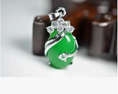 

A sale The Malay jade pendant The elliptical shape beautiful colors The girl a gift 97