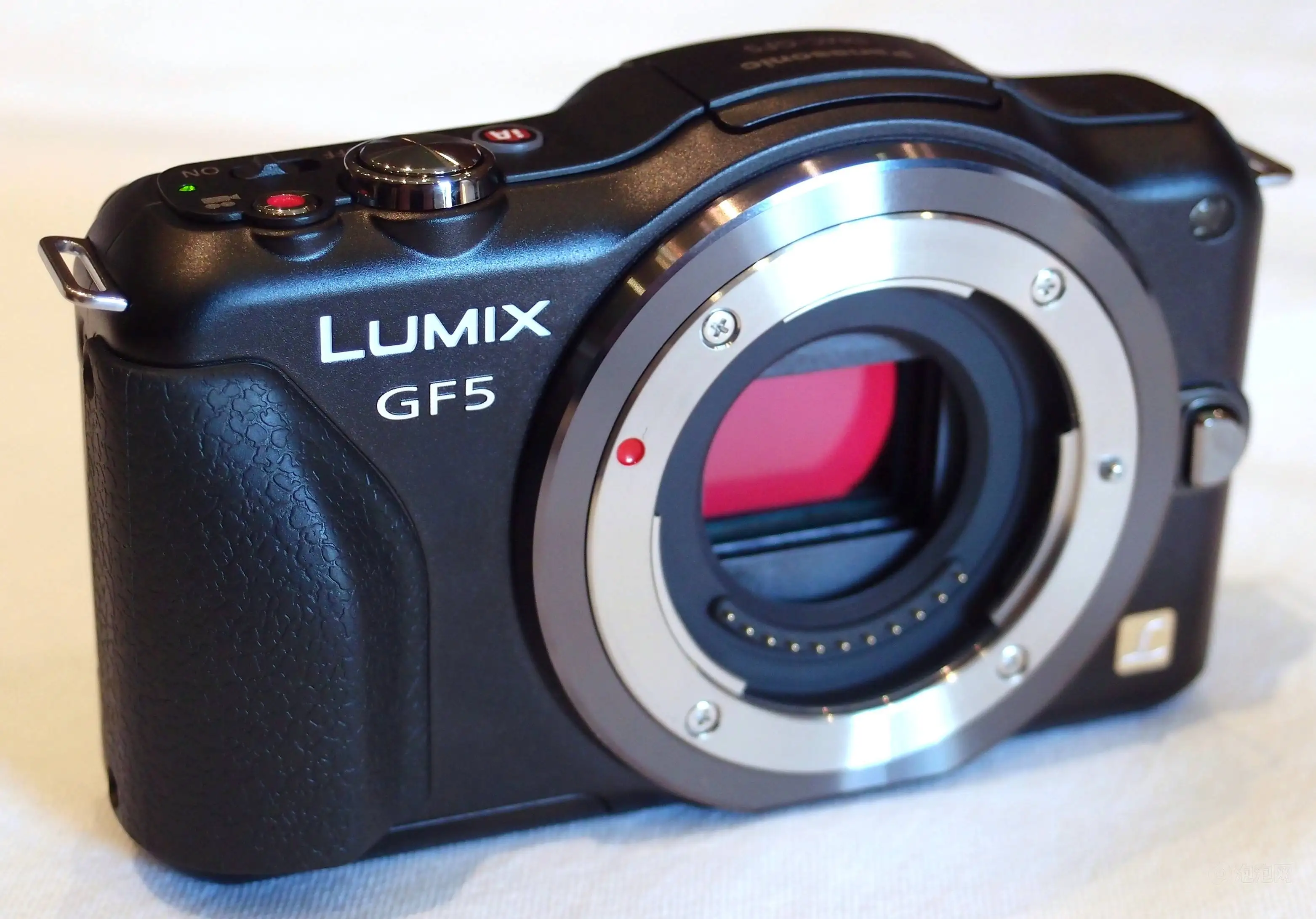 Используется компактная камера Panasonic DMC GF5 12 МП с 3 дюймовым сенсорным экраном