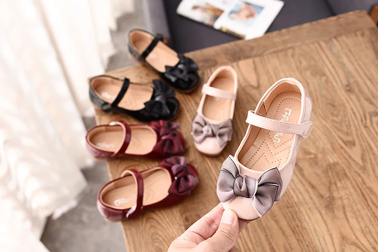 Красивая кожаная обувь для девочек; детские сандалии принцессы; модельные школьные модные летние детские туфли с бантом; Цвет черный, розовый; обувь для свадебной вечеринки