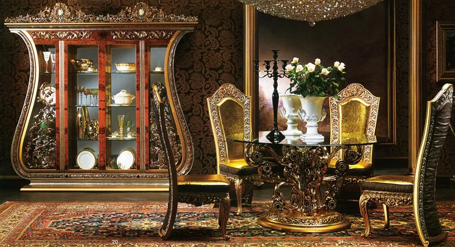 красивый антиквариат. элитарный предмет. современная элитарная культура. стул эпохи рококо. чайник резной.