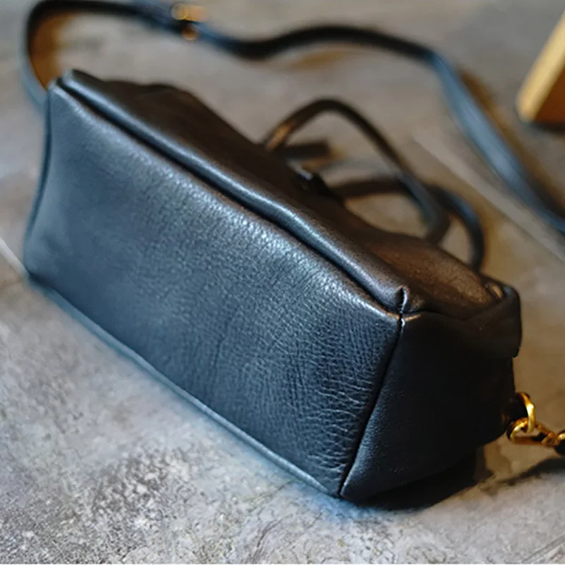 AETOO Simple and practical retro doctor bag cowhide shoulder light oblique cross bag portable commuter leather casual female bag