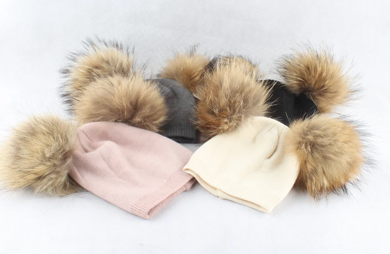 Двойной меховым помпоном зима Кепки для детей gorro для мальчиков и девочек Мягкая вязаная теплая шапка Дети Earflap шапочки крючком Шапки