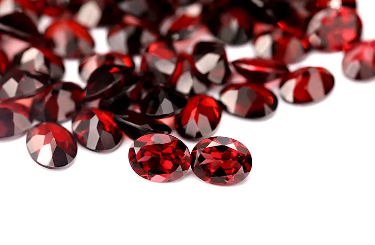 Garnet vermelho natural solto pedra em forma