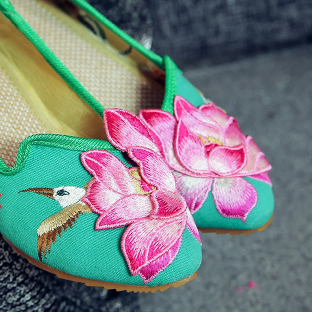 2018 New Design Womens Canvas Chinese Lotus Flower Embroidery Ladies Muscle Flat Loafers Soft Sole Light QiPao Pointed Toe Shoes Women's Shoes
