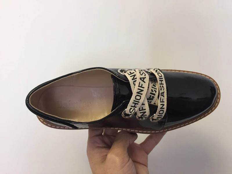 Baimier/черные женские оксфорды из лакированной кожи в стиле ретро; коллекция года; модная женская обувь на платформе со шнуровкой и надписью; невысокие плоские туфли для женщин