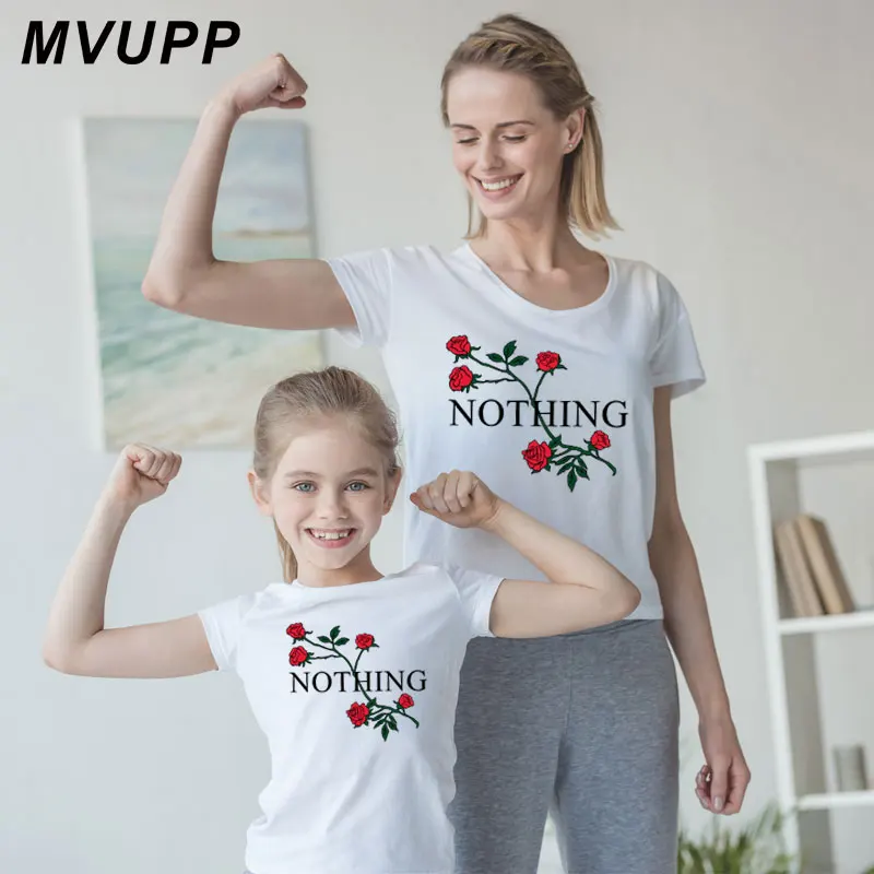 Семейная футболка для мамы и дочки одинаковые Комплекты Одежда для мамы и дочки «mommy» и «mini me» Одежда для крупных маленьких девочек
