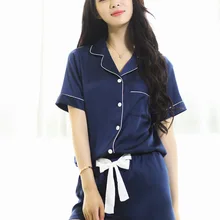 Новое поступление Атлас Для женщин пижамы Наборы для ухода за кожей Notch Collar Рубашка с короткими рукавами Рубашки для мальчиков с короткая Пижама Брюки для девочек пижамы роковой пижамы