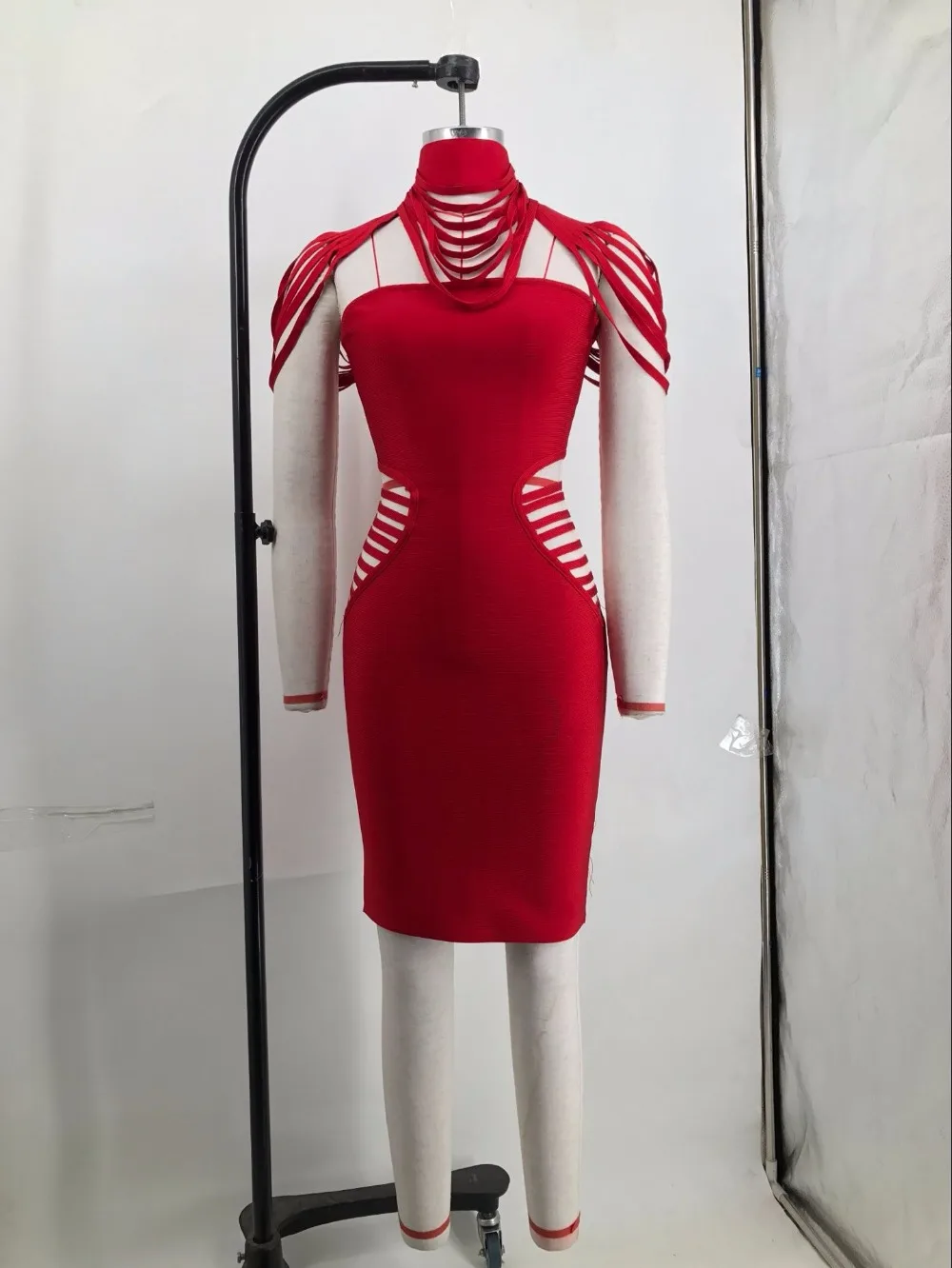 С кисточками без рукавов с открытыми плечами красная водолазка Sexy бинты район