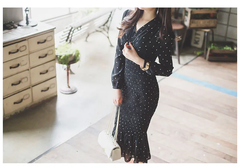Женское элегантное офисное платье в горошек синее облегающее футляр на